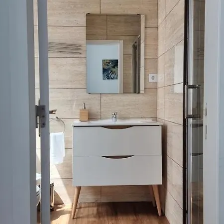 Lightoasis 8 アパート